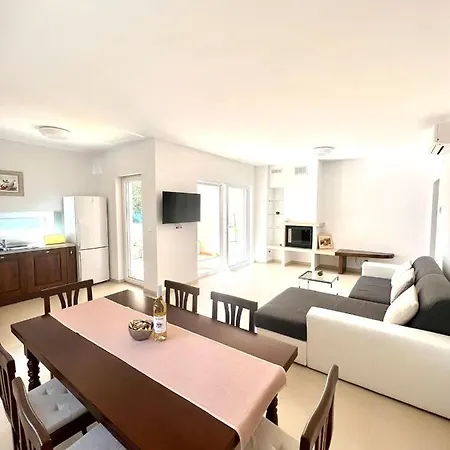 Apartman Banjole Apartment *